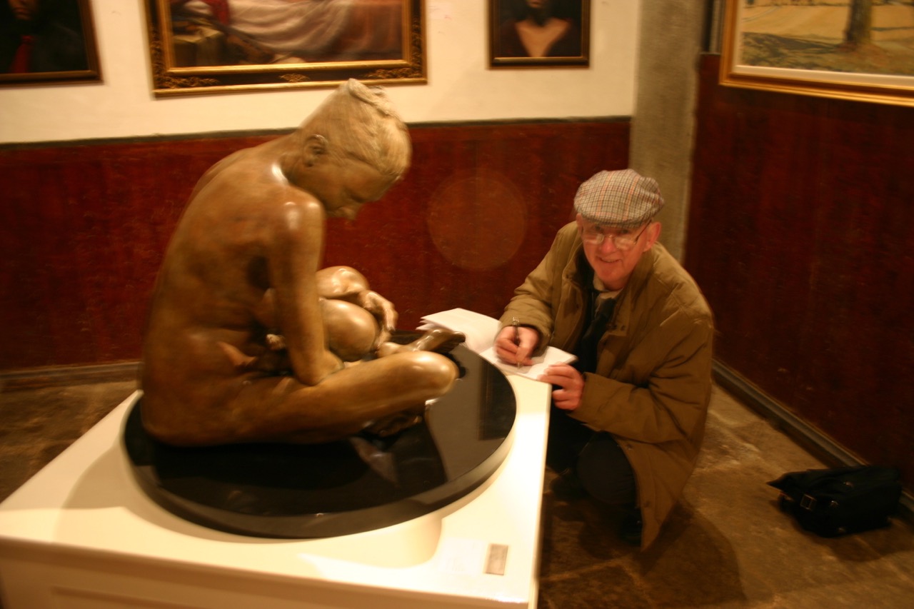 Paddy Campbell with the Bronze sculpture of Mother and Child in exhibition at Palazzo Corsini